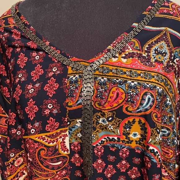 Knee length tunic with side slits. - Picture 2 of 8